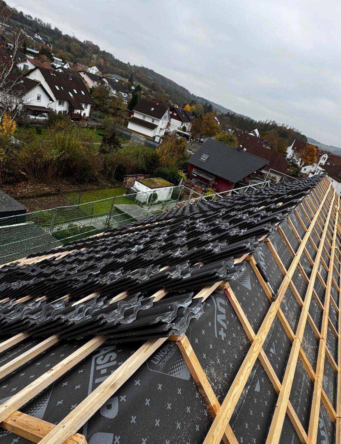 Pokrývač při práci na střeše rodinného domu